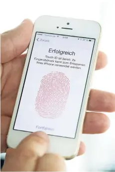  ?? FOTO: DPA ?? Ein Smartphone-nutzer lässt seinen Zeigefinge­r vom iphone 5s scannen, um es zu entsperren.