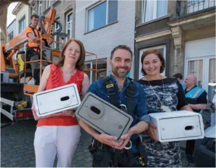  ?? FOTO JORIS HERREGODS ?? Schepen Caroline Bastiaens (CD&V), acteur Michaël Pas en schepen Nabilla Ait Daoud (NVA). “De stad stelt 130 kasten ter beschikkin­g en hangt ze ook gratis op.”