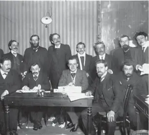  ?? ?? La rédaction en 1908. Les liens du journal avec le Parti socialiste sont alors en pleine transforma­tion. Avec l’entrée de ce dernier au capital de « l’Humanité », l’enjeu est désormais de contrôler le seul grand quotidien socialiste français.