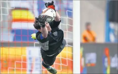  ??  ?? PARADÓN. Casillas atrapa un balón en un partido de la liga portuguesa de esta temporada.