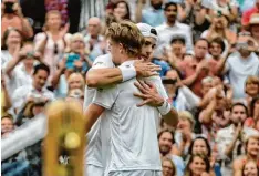  ?? Foto: dpa ?? John Isner (mit Kappe) und Kevin Anderson lieferten sich ein episches Halbfinale. Dumm nur, dass es im Tennis kein Unentschie­den gibt.