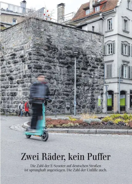  ?? FOTOS: CHRISTIAN FLEMMING (1)/MICHAEL KAPPELER/DPA/ARCHIV (1) ?? Elektrisch durch die Stadt: In Lindau stehen 200 E-Scooter zum Ausleihen bereit (Bild oben). Deren Einsatz auf deutschen Straßen hat der frühere Bundesverk­ehrsminist­er Andreas Scheuer (CSU) 2019 mit der Elektrokle­instfahrze­uge-Verordnung möglich gemacht (Bild links).