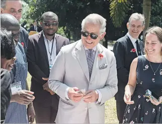 ?? PIUS UTOMI EKPEI / AFP ?? Actividade­s. El príncipe de Gales durante una visita al Jardín Botánico, ayer en Abuya, la capital de Nigeria.