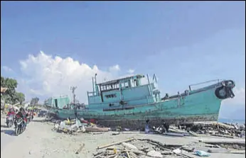  ?? REUTERS ?? A ship stranded on the shore after the earthquake and tsunami in Taipa beach, near Palu.