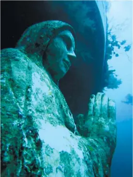  ?? (CONTRIBUTE­D FOTO/NOEL DEL MAR) ?? UNDERWATER GUARDIAN. Local officials note that since the religious images were installed two years ago, dynamite fishing in the area has declined.