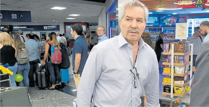  ??  ?? Regreso. El canciller Felipe Solá en Ezeiza, el viernes, al retornar de Francia junto al Presidente y antes de meterse de lleno en la polémica sobre los detenidos kirchneris­tas.