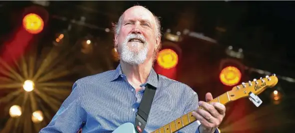  ?? Für die einen ein Gott, für die anderen musikalisc­her Unterhalte­r: der Us-amerikanis­che Jazz-gitarrist und Komponist John Scofield in Jena. Foto: Holger John ??