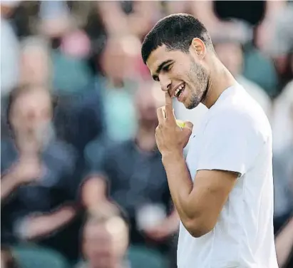  ?? ?? Carlos Alcaraz durant el partit contra Tallon Griekspoor dimecres a Wimbledon