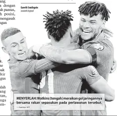  ??  ?? MENYERLAH: Watkins (tengah) meraikan gol jaringanny­a bersama rakan sepasukan pada perlawanan tersebut.