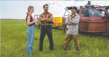  ?? UNIVERSAL PICTURES ?? Daisy Edgar-jones, left, and Glen Powell get direction from Lee Isaac Chung on the Oklahoma set of Twisters, a pet project of producer and tornado fanatic Steven Spielberg. It's also a throwback to Twister, the 1996 film from Jan de Bont that starred Helen Hunt and Bill Paxton.