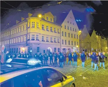  ?? FOTO: ANDREAS HERZ/DPA ?? Die Polizei hat in Augsburg eine Ansammlung von Hunderten Feiernden aufgelöst.