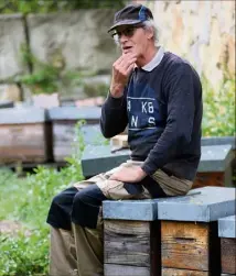  ?? (Photo Philippe Arnassan) ?? Face à un début d’année timide, l’apiculteur Didier Gouillet s’interroge sur la suite de la saison en termes de production.