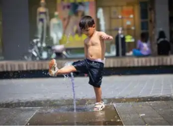  ?? FOTO SVEN DILLEN ?? Populair afgelopen zaterdag: verkoelend­e waterpret, hier aan het Molenpoort­plein in Hasselt.