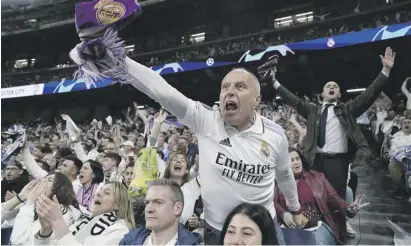  ?? Foto: dpa ?? Die Fans waren beim Spiel von Real und City vor Begeisteru­ng aus dem Häuschen.