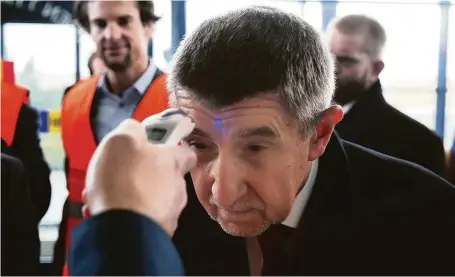  ?? FOTO MAFRA – PETR TOPIČ ?? Bez teploty.
Premiér Andrej Babiš (ANO) včera spolu s ministrem průmyslu a dopravy Karlem Havlíčkem (za ANO) navštívil několik velkosklad­ů, aby se přesvědčil, že nevázne zásobování. Při vstupu do skladů Aholdu si nechal změřit teplotu.