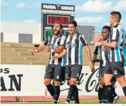  ?? E.S. ?? Pito Camacho y Dopi celebran un gol con la Balona, la temporada pasada.