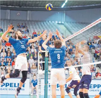  ?? FOTO: GÜNTER KRAM ?? Philipp Collin (li.) im ersten Halbfinale gegen Lüneburg beim Schmetterb­all.