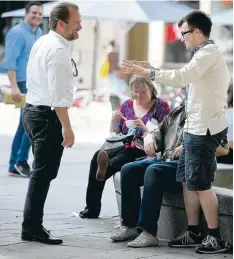  ??  ?? Der Pianist im Gespräch mit dem jungen Mann, der vor ihm das Instrument gespielt hat.