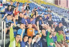  ??  ?? Serian swimmers pose for a group photo at the recent Kuching championsh­ip.