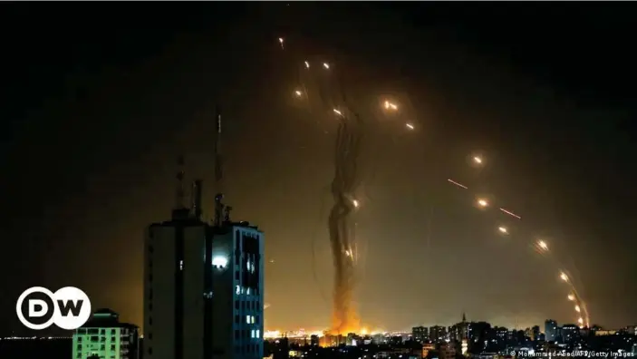  ??  ?? El sistema antimisile­s "Cúpula de Hierro" intercepta misiles lanzados por Hamás el pasado martes.