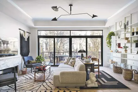  ?? CHRIS MOTTALINI VIA ASSOCIATED PRESS ?? Interior designer Jenny Dina Kirschner placed a desk behind the sofa in this living room to create a work area that offers natural light, and she added a convenient mix of open and closed storage along the back wall.