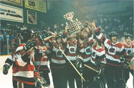  ?? PAUL LATOUR ?? Ottawa 67’s captain Brad Shaw, centre, raises the Memorial Cup after the team won the national championsh­ip on May 19, 1984.