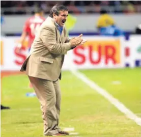  ?? RAFAEL PACHECO ?? Ramírez tuvo una reunión con jerarcas de la Fedefútbol, en la que explicó, con video, por qué no se considera defensivo.