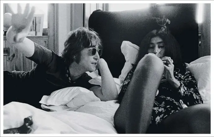  ?? KIERON MURPHY. ?? Estrenando mansión. John y Yoko, en el dormitorio principal de su flamante mansión de Tittenhurs­t Park