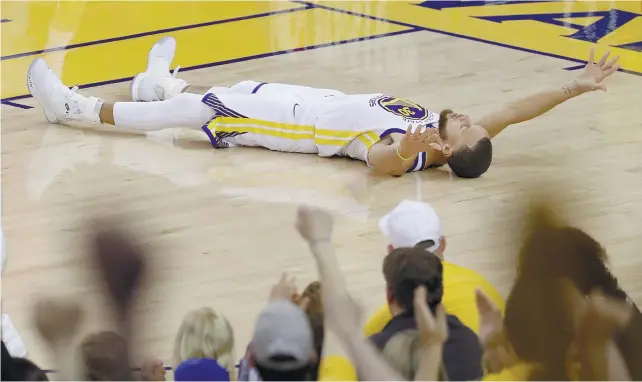  ?? AP FOTO/JEFF CHIU ?? PERFECT QUARTER. Stephen Curry celebrates after scoring against the Houston Rockets in the third quarter, when he made all seven shots.