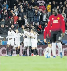  ?? FOTO: AP ?? Los jugadores del Valencia celebran uno de los goles ante el Manchester United