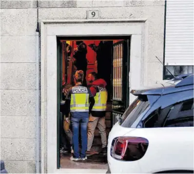  ?? Lavandeira / Efe ?? La Policía, en el domicilio de la localidad gallega de Ribeira donde hubo un crimen machista el martes.