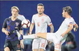  ?? REUTERS ?? Tin Jedvaj (left) in action with Spain’s Saul Niguez (centre) and Sergi Roberto on Thursday.