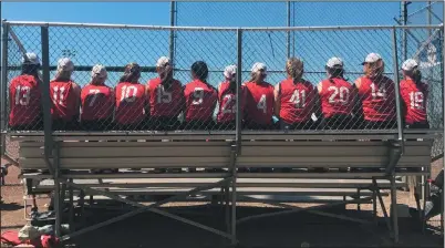 ?? SUBMITTED PHOTO ?? Members of the Medicine Hat Thunder watch a game during Softball Alberta under-16 C provincial­s in Leduc this past weekend.