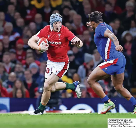  ?? ?? Jonathan Davies takes on Jonathan Danty of France in last season’s Six Nations.
Picture: Huw Evans Agency.