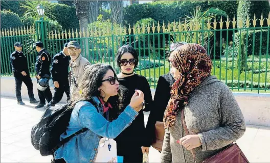  ?? EFE ?? Romper el silencio. Unas activistas reparten silbatos a mujeres en las calles de Marruecos como símbolo feminista y herramient­a de defensa