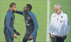  ?? FOTO: EFE ?? Mbappé y Matuidi, en presencia de Deschamps El crack del PSG, gran baza francesa