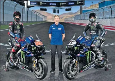  ??  ?? Fabio Quartararo y Maverick Viñales posan con la nueva Yamaha con Lin Jarvis, su jefe, entre medias.