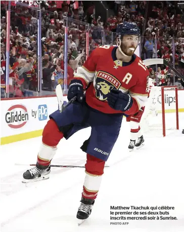  ?? PHOTO AFP ?? Matthew Tkachuk qui célèbre le premier de ses deux buts inscrits mercredi soir à Sunrise.