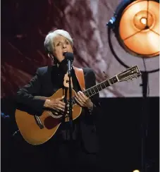  ?? Bild: CHARLES SYKES ?? FINBESÖK. Nästa helg kommer Joan Baez med sitt nysläppta album till Göteborg för att uppträda i Konserthus­et.