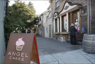  ?? JANE TYSKA — STAFF PHOTOGRAPH­ER ?? Customers enter the Angel Cakes bakery on Fifth Street in Oakland on Thursday. Owner Jen Angel died Thursday after a violent robbery in downtown Oakland on Monday left her injured.