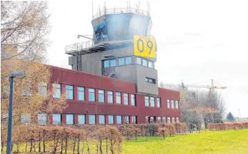  ?? FOTO: ARCHIV/WINFRIED RIMMELE ?? Der Flugplatz sollte das Alleinstel­lungsmerkm­al des Gewerbepar­ks Take-off werden.