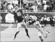  ?? John Raoux Associated Press ?? MILES BOYKINS makes a one-handed catch in front of Donte Jackson for a 55-yard touchdown.