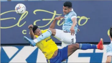  ??  ?? Lozano y Murillo pugnan por un balón dividido durante el partido.