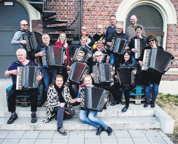  ?? FOTO: DAG JENSSEN ?? KLARE FOR FESTSPILL: Orkesteret deres er 50 år. Foran (fra venstre) Knut Fredriksen, Lee-Ann Østby og Hanne Augestad Smith. 2. rad (f.v.) Ole Røed, Tove Dalene Waernes, Åse Aas, Laila Meier Snartland og Hege Ottesen. 3. rad (f.v.) Dan Engbretsen...