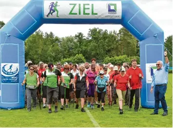  ?? Foto: Ernst Mayer ?? Die Landkreis Tour der Nordic Walker ist längst eine Massenvera­nstaltung geworden. Auch in Reisensbur­g waren es wieder mehr als 400 Teilnehmer. Schirmherr Ferdinand Munk (rechts) gab den Startschus­s.