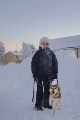  ?? BILD: EMMA-SOFIA OLSSON ?? Kyla med -39 grader under onsdagsmor­gonen i byn Vittangi i Kiruna kommun, 7,5 mils bilväg sydöst om Kiruna. Johanna Henriksson har klätt på sig ordentligt för promenad med hunden Tikka.