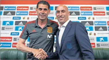  ??  ?? DECISIÓN. Momento en el que Rubiales le dio el mando de la Selección a Fernando Hierro.