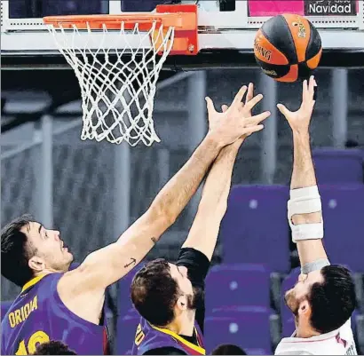  ?? CHEMA MOYA / EFE ?? La lucha. Pierre Oriola y Nikola Mirotic, jugadores del Barça, intentan dificultar el tiro de Rudy Fernández, del Real Madrid, durante el clásico de ayer.