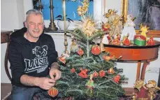  ??  ?? Peter Huchler zeigt Koestel-Weihnachts­schmuck für den Christbaum und besondere Baumspitze­n.