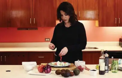  ?? TODD KOROL/TORONTO STAR ?? Nigella Lawson makes the Feta and Avocado Salad with Crimson Onions from her latest cookbook Simply Nigella in the Toronto Star test kitchen.